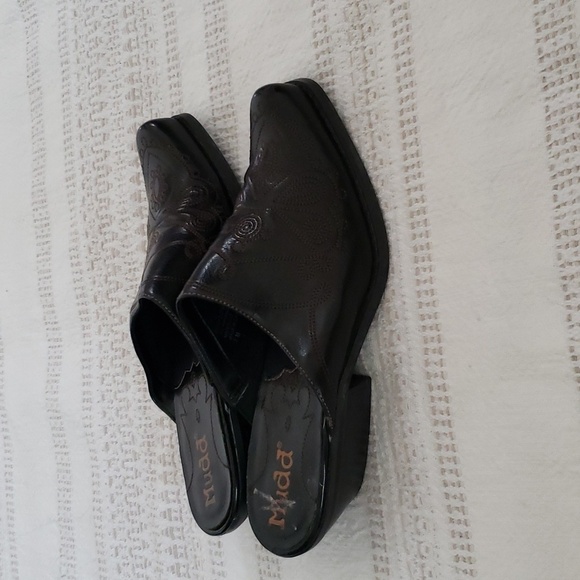 Mudd brown faux leather embroidered slip on mules, 2" block heel, women'… - Picture 3 of 9